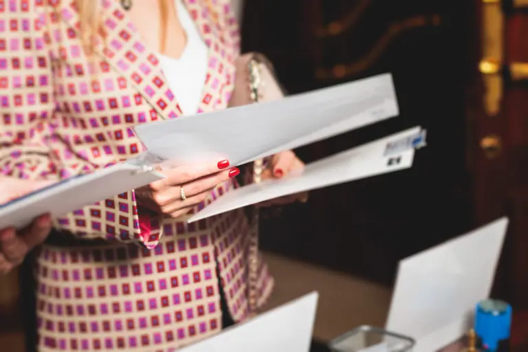 First Time Hiring a Process Server? Here's What to Expect 1 Proess server handing over the papers